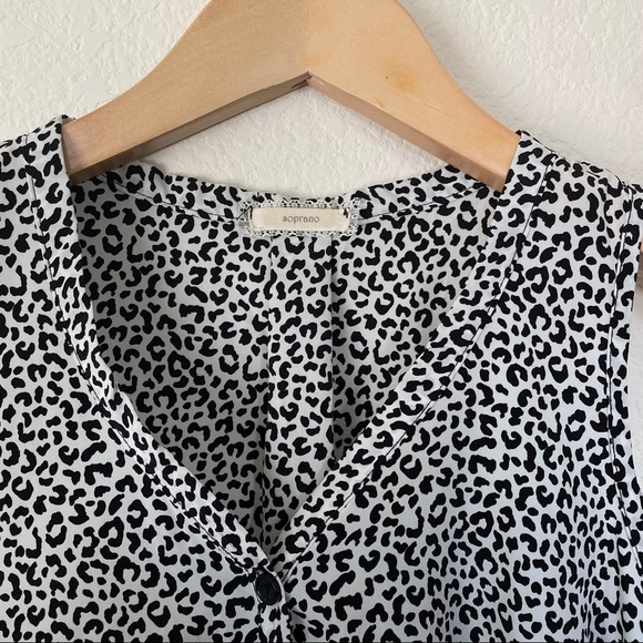 Sleeveless Blouse - Picture 3 of 8